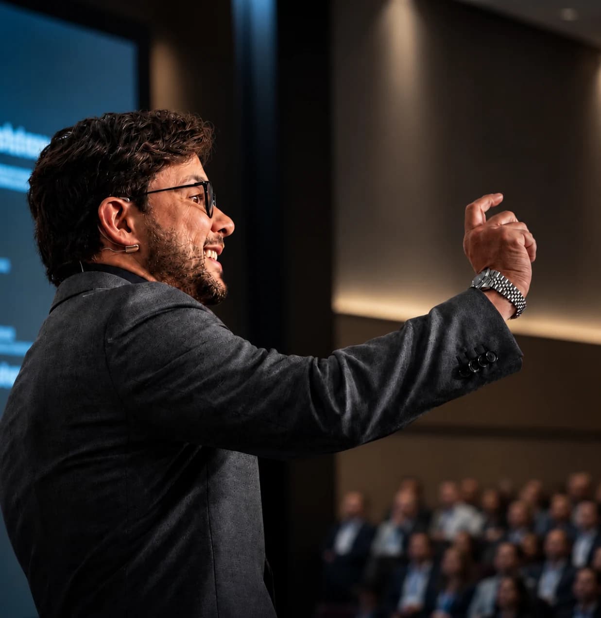 Dr. Adriano Faustino palestrando no Full Care Summit